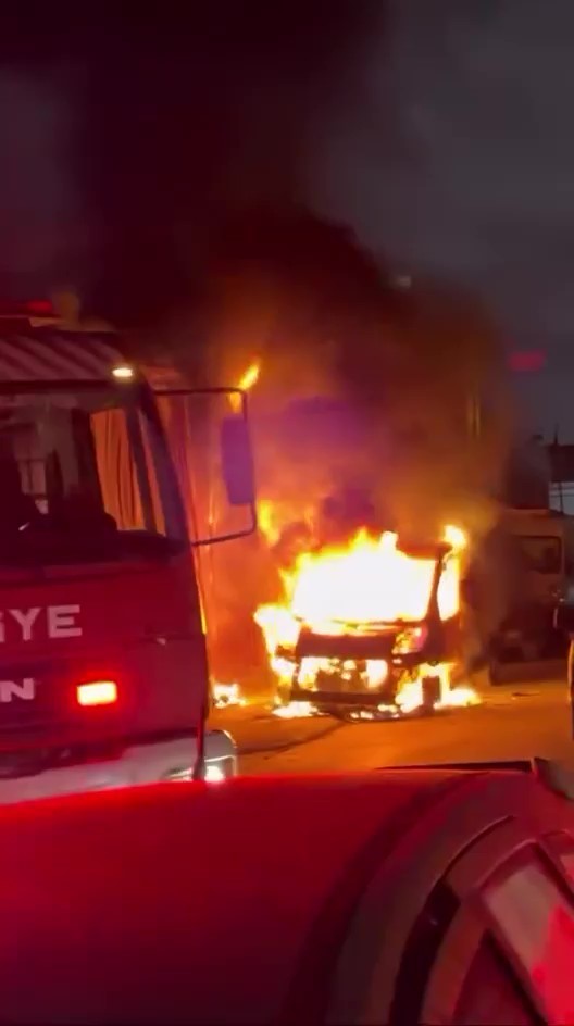 DÜKKANDAN YÜKSELEN ALEVLER OTOMOBİLE SIÇRADI