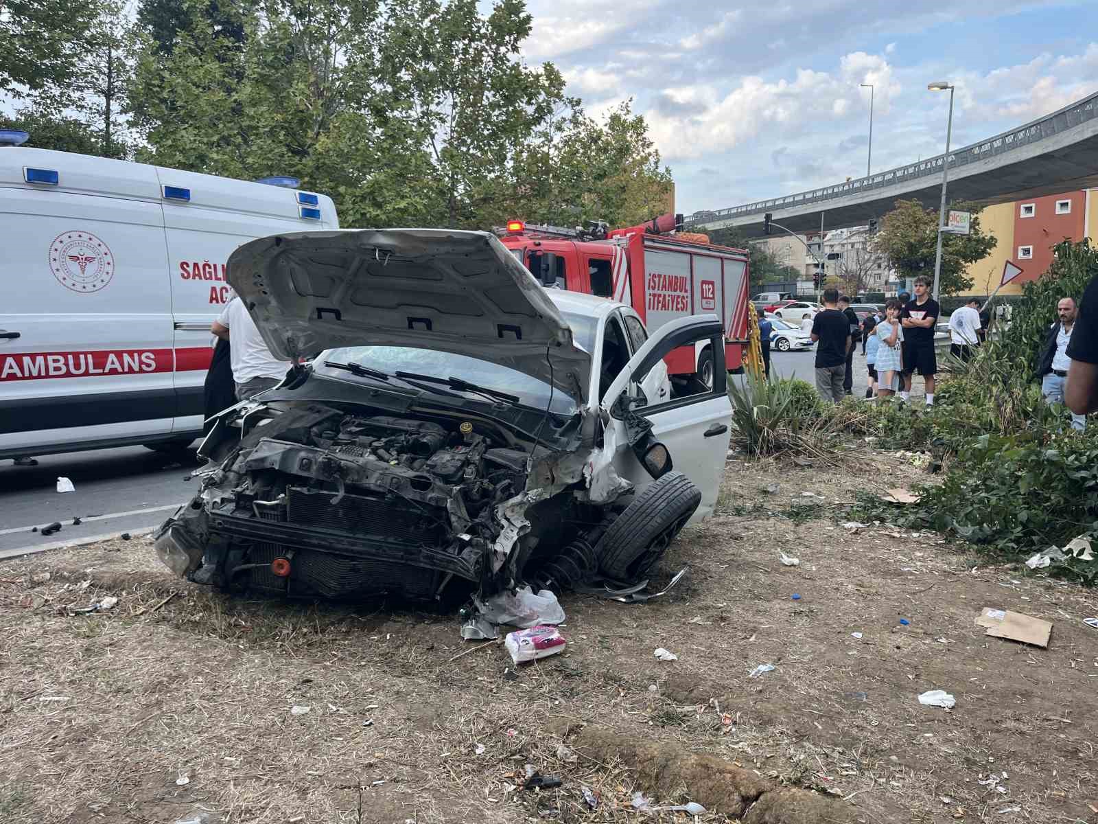 KÜÇÜKÇEKMECE’DE BİSİKLETLİYE ÇARPMAMAK İÇİN MANEVRA YAPAN ARAÇ BARİYERLERE ÇARPTI: 4 YARALI