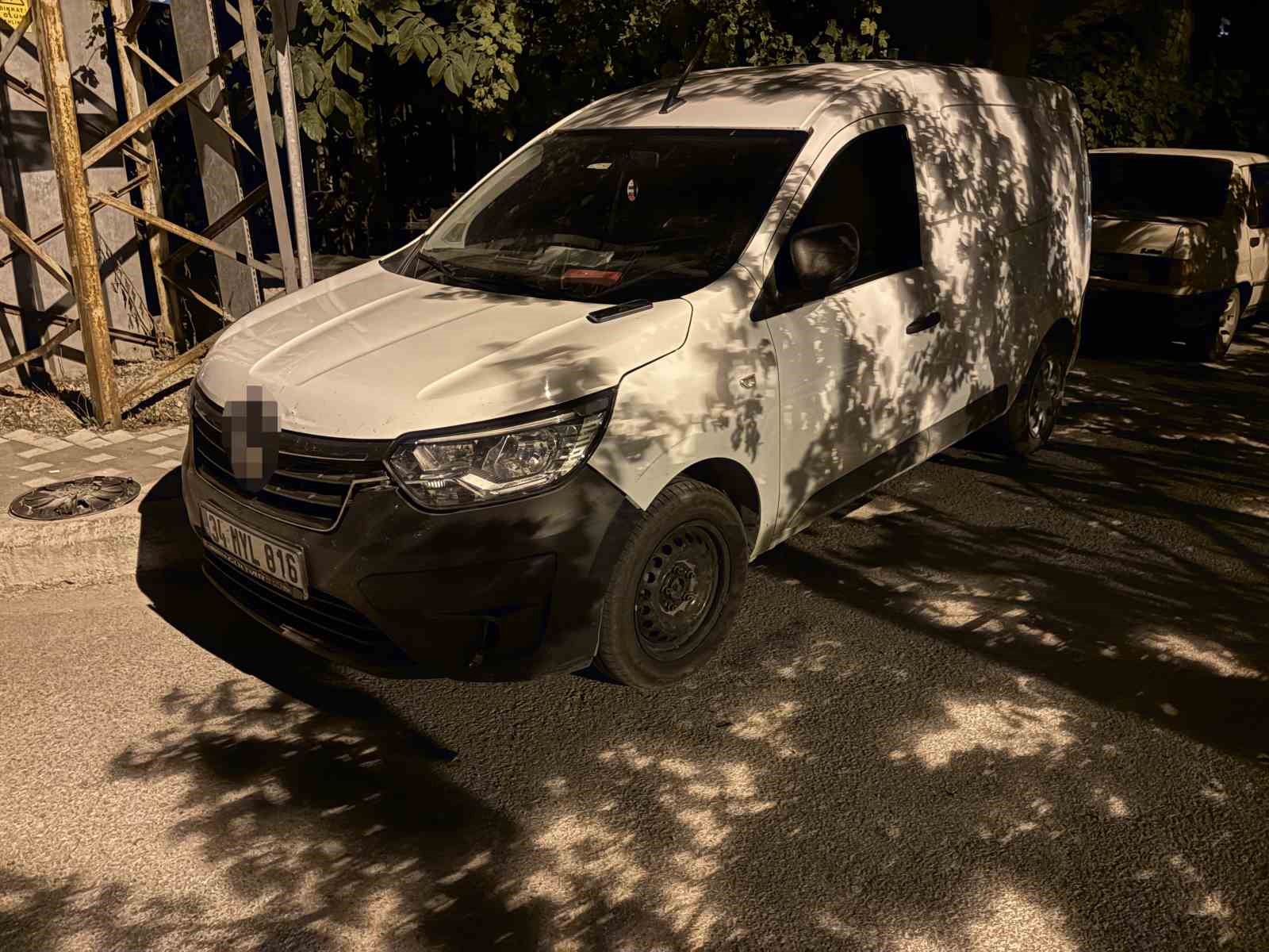 KAMYONET ÇİFT TARAFLI PARK EDİLEN YOLDA BİR ARACA ÇARPIP, BİR OTOMOBİLİN DE AYNASINI KIRDI