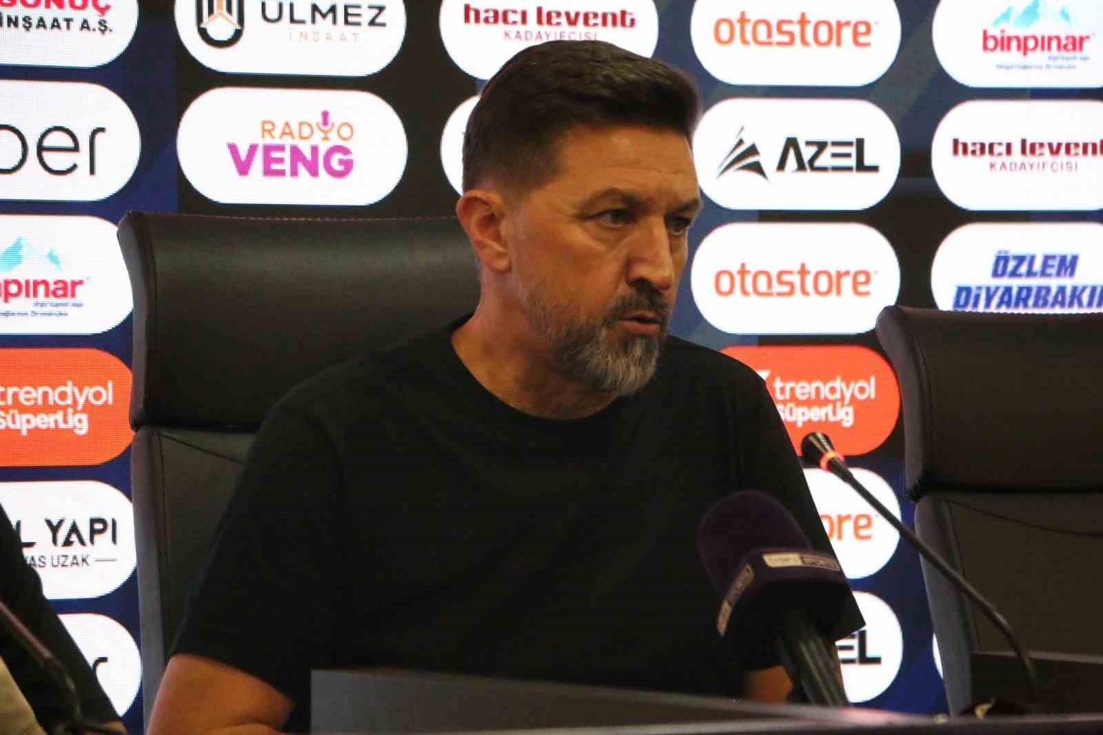 BESNİK HASİ: "AYAKLARIMIZIN YERE BASMASI GEREKİYOR"