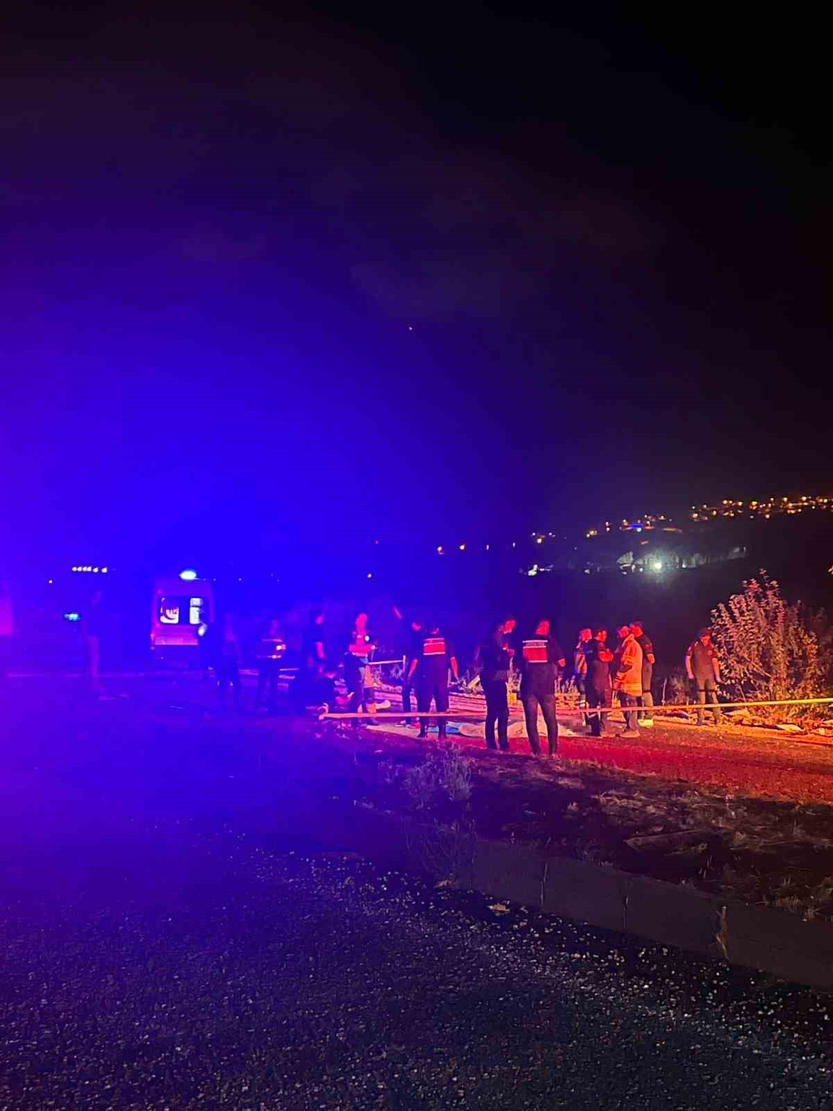 TERS ŞERİDE GİREN ALKOLLÜ TIR SÜRÜCÜSÜ MOTOSİKLETE ÇARPTI: 2 ÖLÜ, 1 YARALI