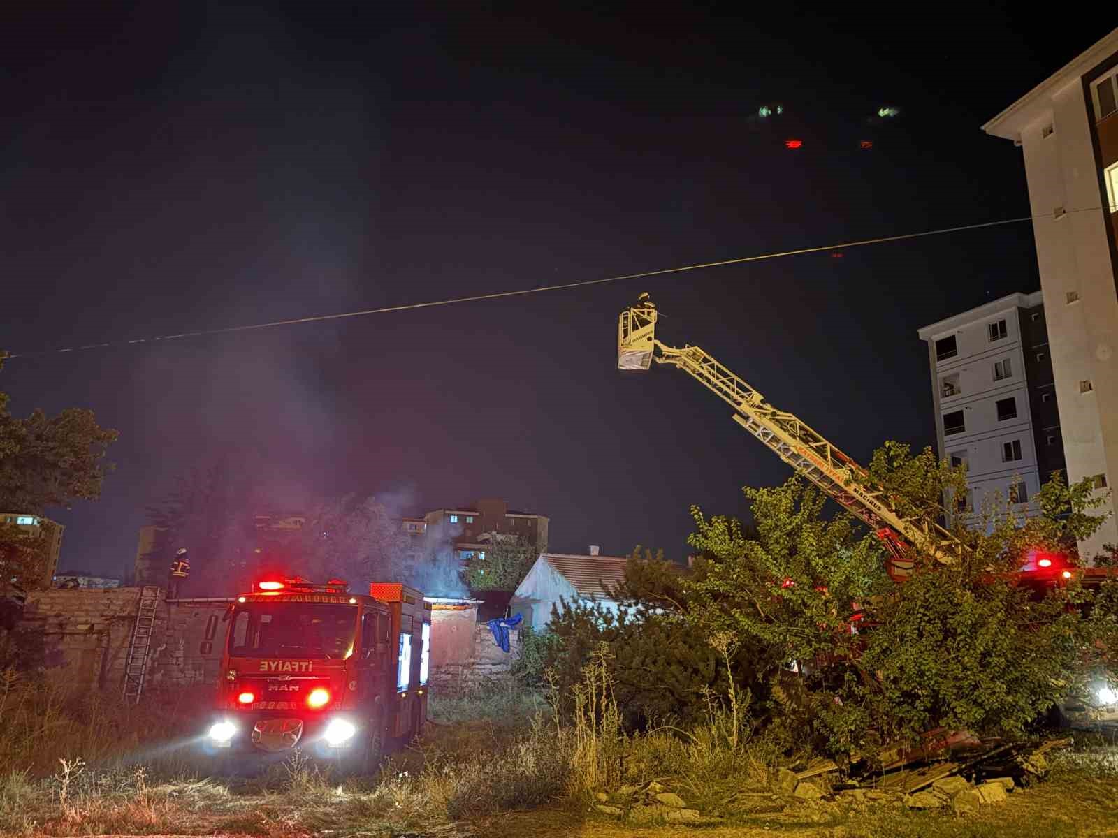 KAYSERİ’DE MÜSTAKİL EV CAYIR CAYIR YANDI