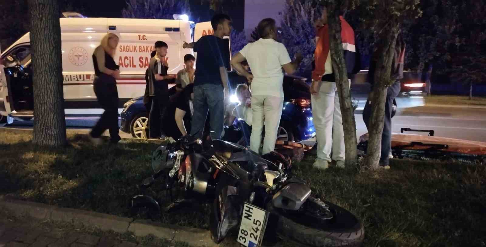 KAYSERİ’DE OTOMOBİLLE MOTOSİKLET ÇARPIŞTI: 1 YARALI