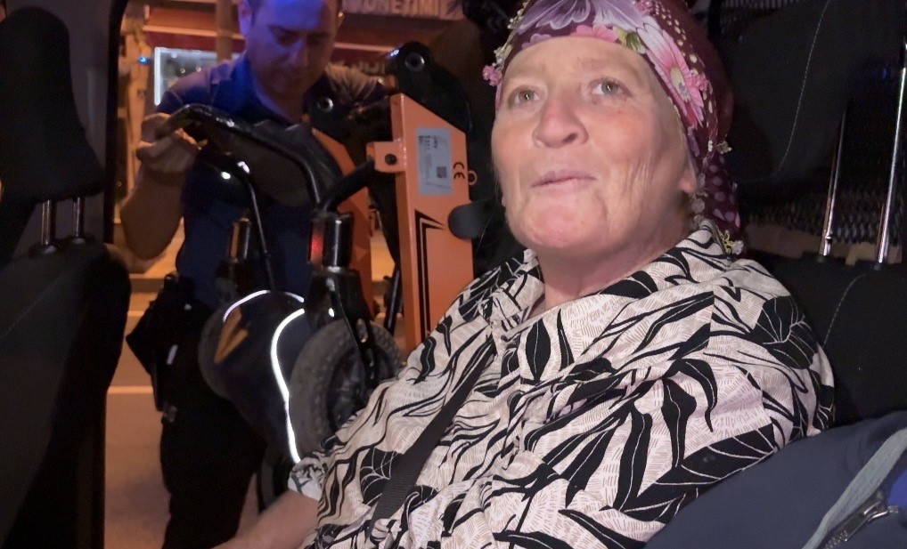 TRAMVAYI KAÇIRAN ANNE VE ENGELLİ OĞLUNA POLİSTEN YARDIM ELİ