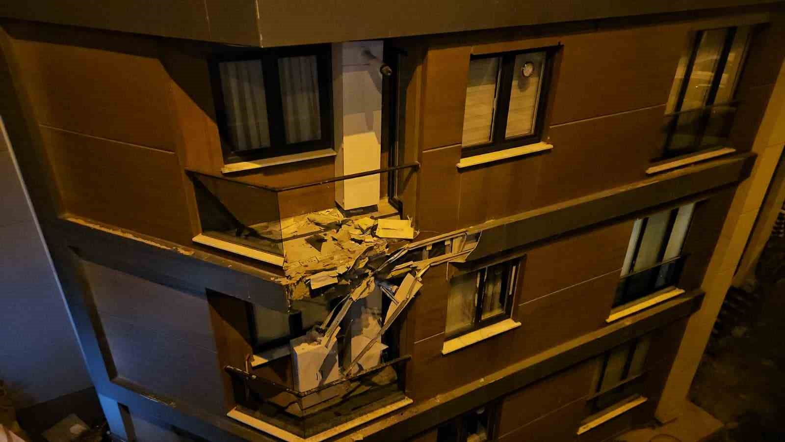 EYÜPSULTAN’DA ALKOLLÜ SÜRÜCÜ BİNAYA ÇARPTIKTAN SONRA BAHÇEYE UÇTU: 2 YARALI