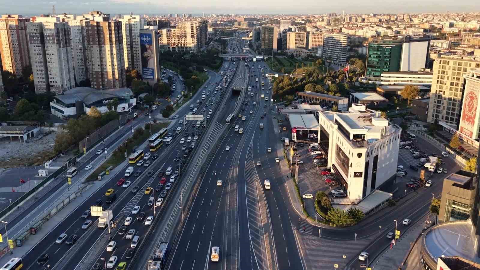VALİLİK KARARI SONRASI OKULLARIN İLK GÜNÜ TRAFİK YOĞUNLUĞU YÜZDE 51 OLARAK ÖLÇÜLDÜ