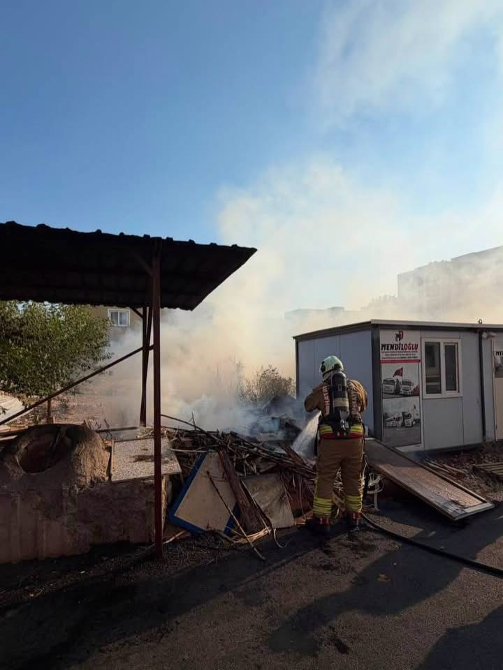 KIRIKHAN’DA ODUNLUK VE BAHÇE YANGINI YAŞANDI