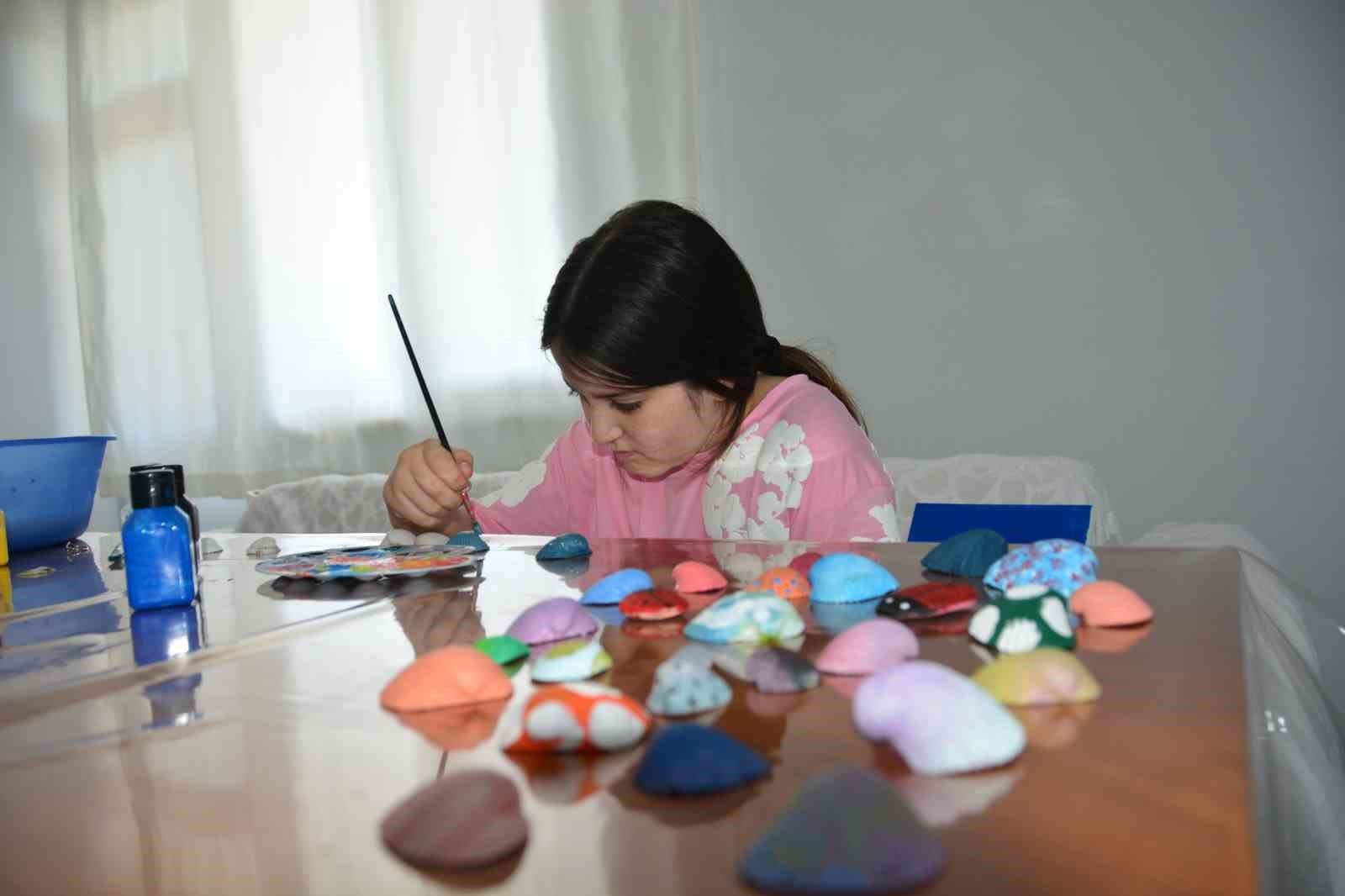 SAMSUNLU MİNİK ELİF ZEHRA, DENİZ KABUKLARINI SANAT ESERİNE DÖNÜŞTÜRÜYOR