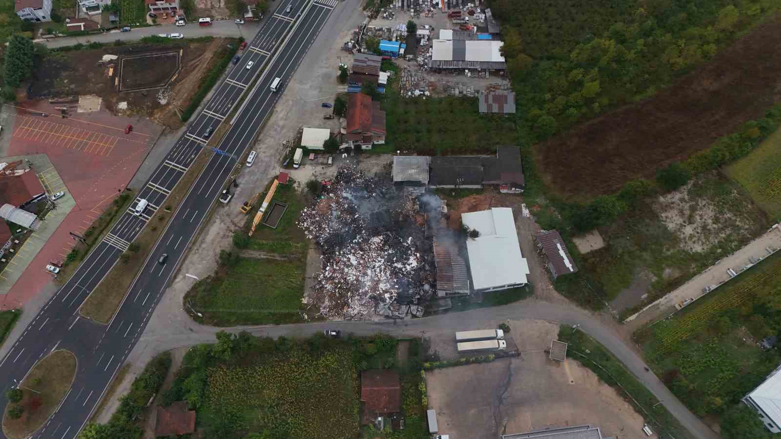 DÜZCE’DE YANAN KAPI FABRİKASININ SON DURUMU HAVADAN GÖRÜNTÜLENDİ