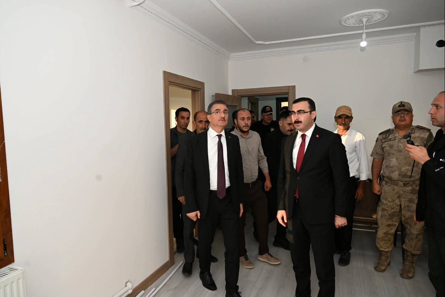 VALİ BARUŞ, ÇAT’TA YAPIMI TAMAMLANAN DEPREM KONUTLARINI YERİNDE İNCELEDİ