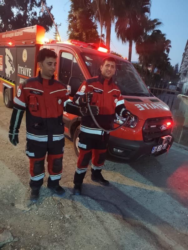 ANTAKYA VE REYHANLI’DA YERLEŞİM YERLERİNE GİREN YILANLAR YAKALANDI
