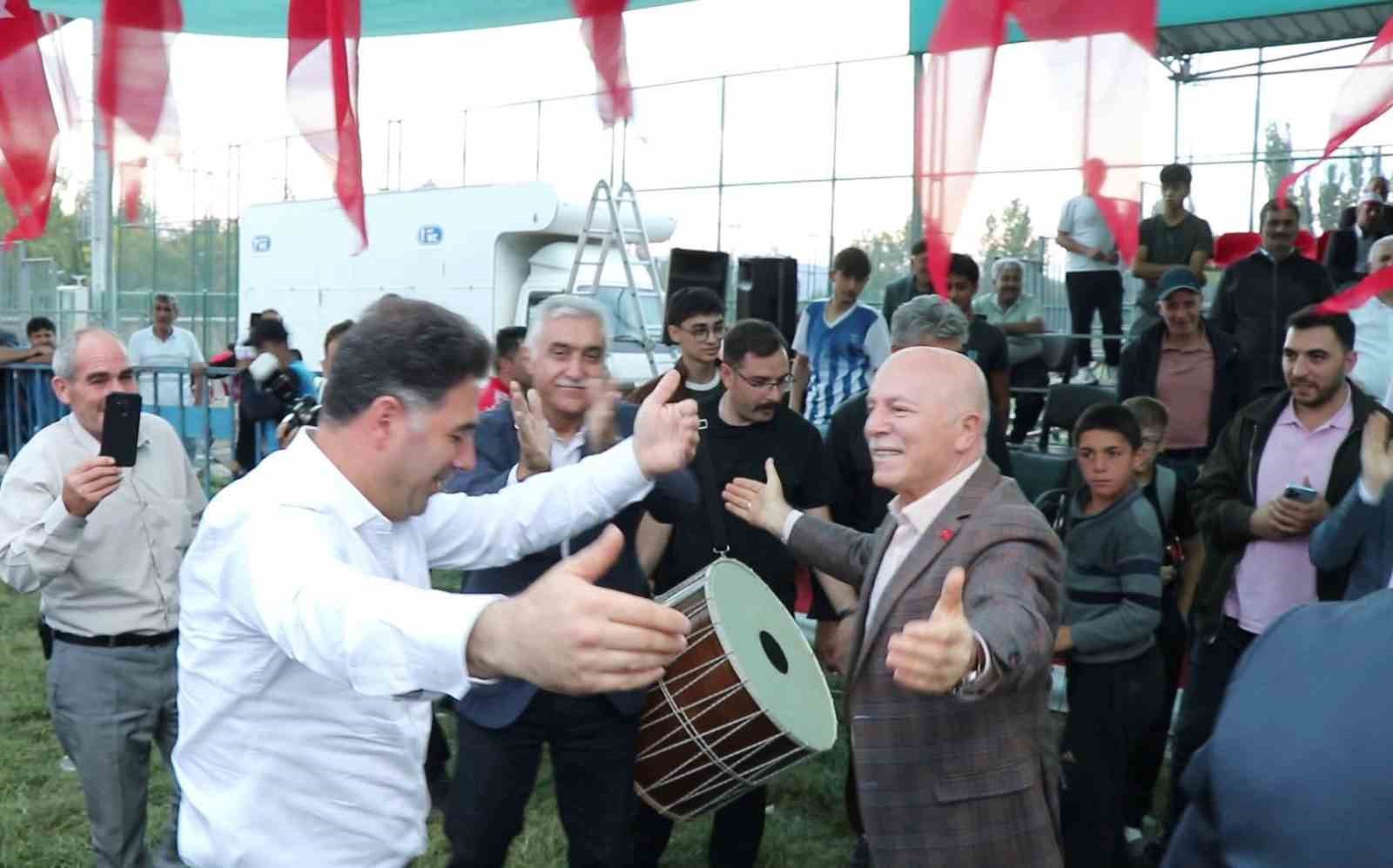 BAŞKAN SEKMEN DAVUL-ZURNANIN SESİ GELİNCE DAYANAMADI