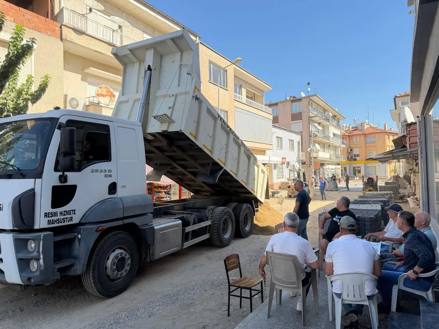 YENİPAZAR’DA HEM YOLLAR YENİLENİYOR HEM GÖNÜLLERE DOKUNULUYOR