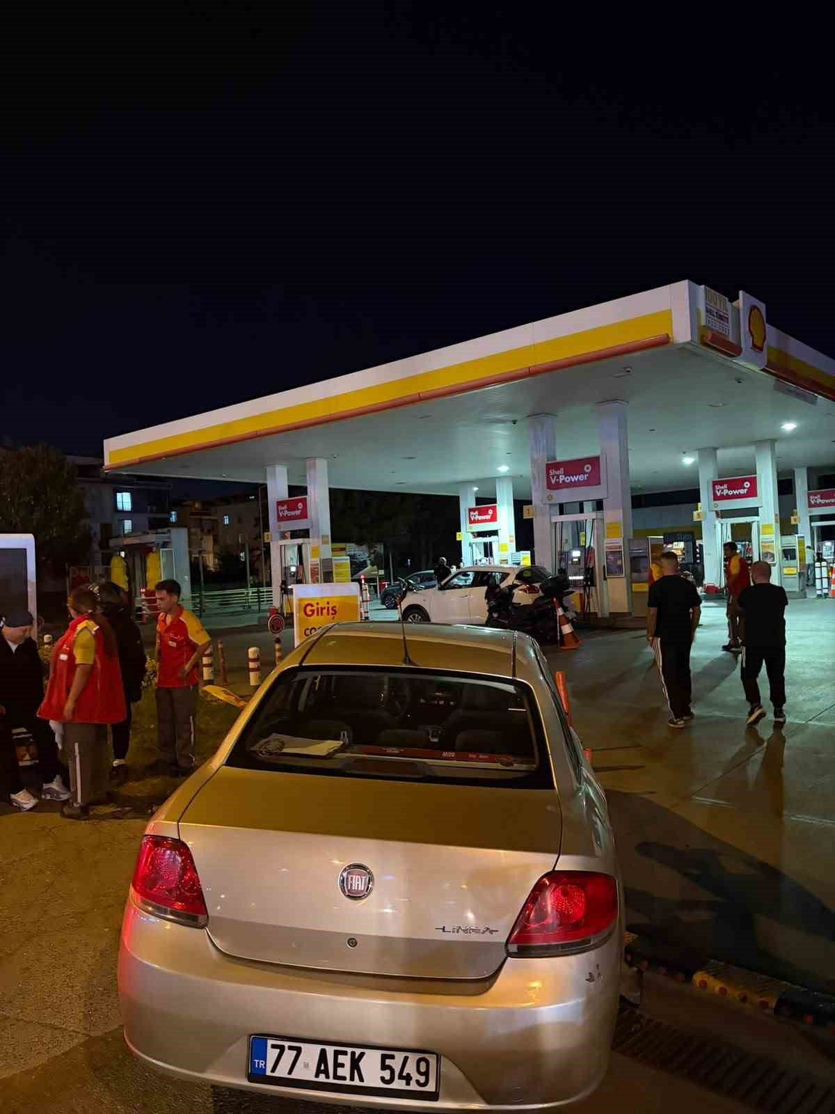 E-5’TEN YAN YOLA GİRMEK İSTEYEN OTOMOBİL SÜRÜCÜSÜ MOTOSİKLETLİYE ÇARPTI, O ANLAR KAMERADA