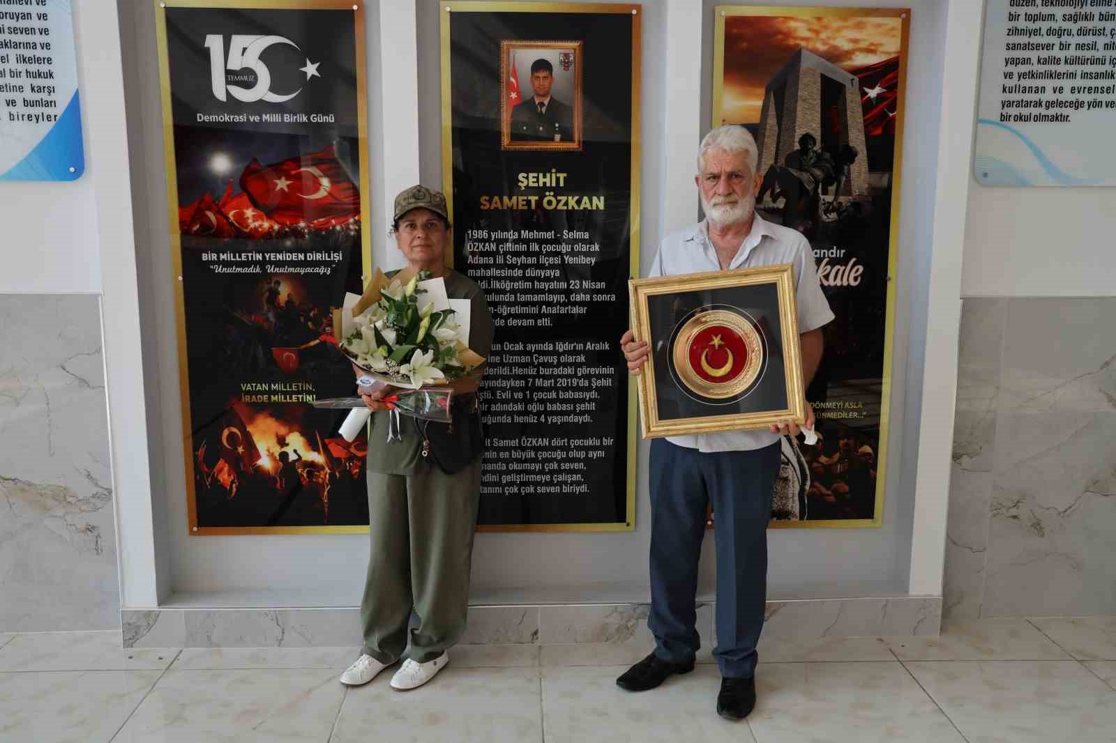 ŞEHİT ANNE VE BABASI TÜRK BAYRAĞIYLA OKULDA