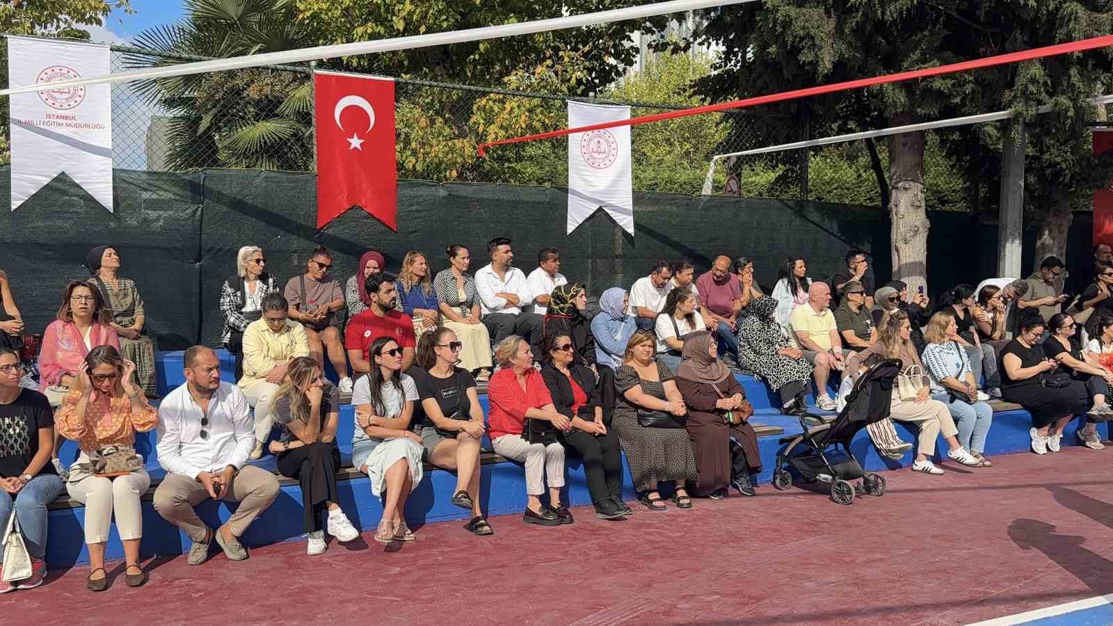 İSTANBUL’DA İLK DERS ZİLİ ÇALDI