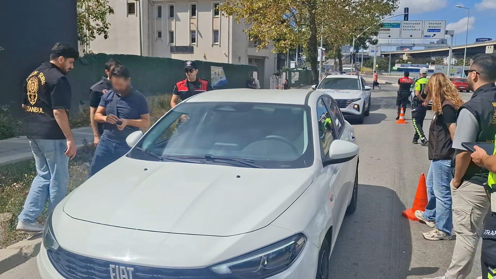KADIKÖY’DE OKUL ÇEVRELERİNDE GÜVENLİK UYGULAMASI GERÇEKLEŞTİRİLDİ