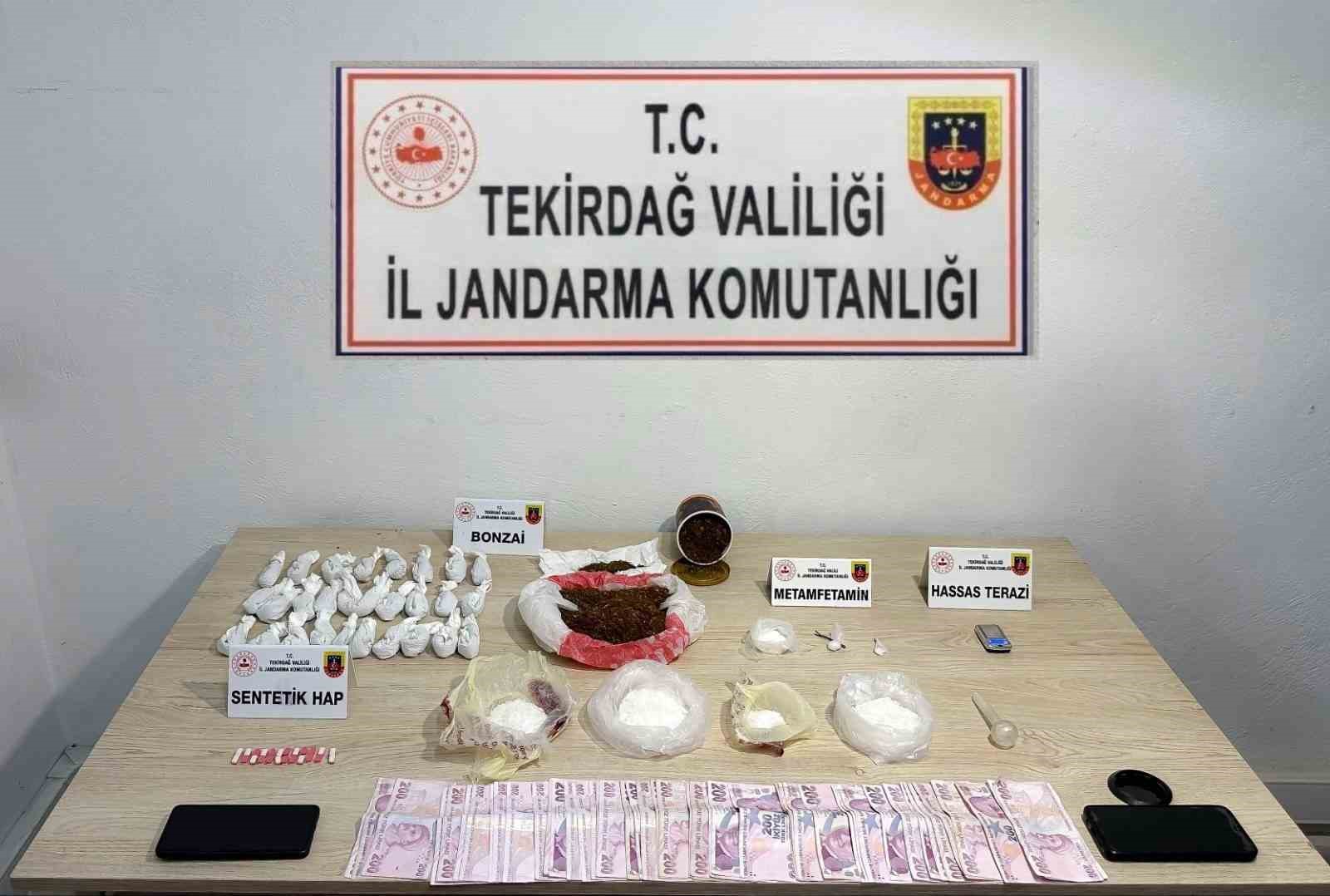 JANDARMA OPERASYONLARINDA SİLAH, UYUŞTURUCU VE KAÇAK ÜRÜNLER ELE GEÇİRİLDİ