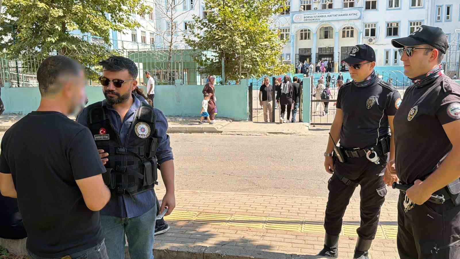 DİYARBAKIR’DA YENİ EĞİTİM YILININ İLK GÜNÜNDE OKUL ÇEVRELERİNDE YOĞUN GÜVENLİK DENETİMİ