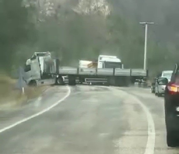 KONTROLDEN ÇIKAN TIR KARA YOLUNU TRAFİĞE KAPATTI