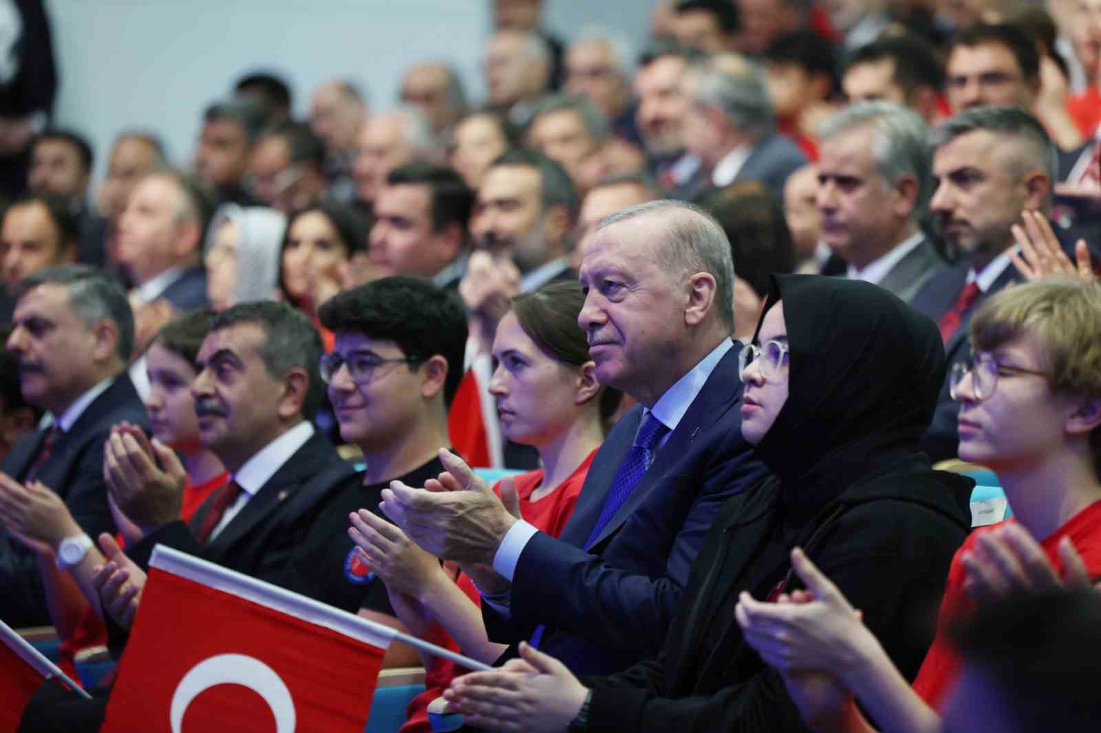 CUMHURBAŞKANI ERDOĞAN: "MİLLETÇE HEPİMİZİ SEVİNDİRMESİ GEREKEN BU BAŞARIYI MAALESEF BİRİLERİNİN ÖNEMSİZLEŞTİRMEYE ÇALIŞTIKLARINI GÖRÜYORUZ"