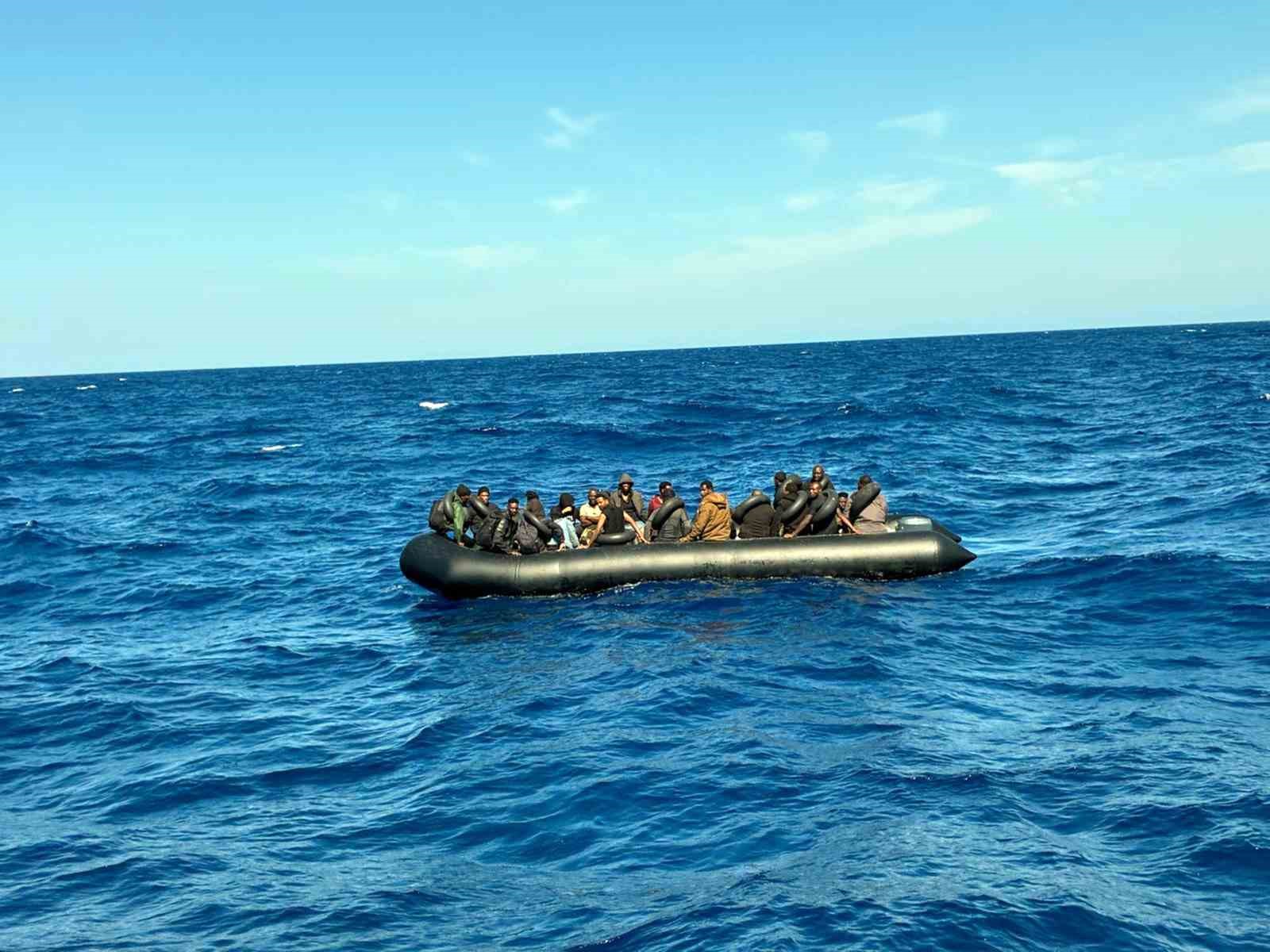 LASTİK BOTTA 39 DÜZENSİZ GÖÇMEN YAKALANDI