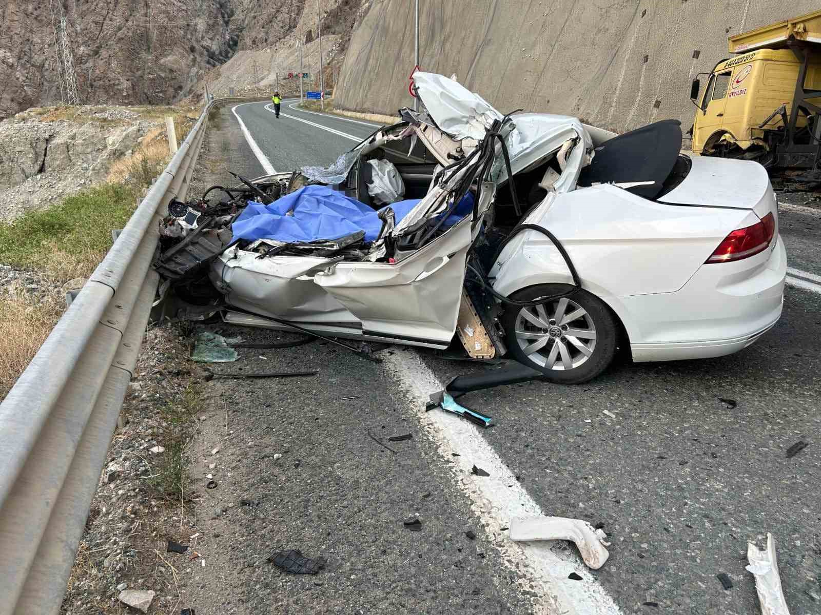 ARTVİN-ERZURUM KARA YOLUNDA OTOMOBİL KAMYONLA ÇARPIŞTI: 1 ÖLÜ