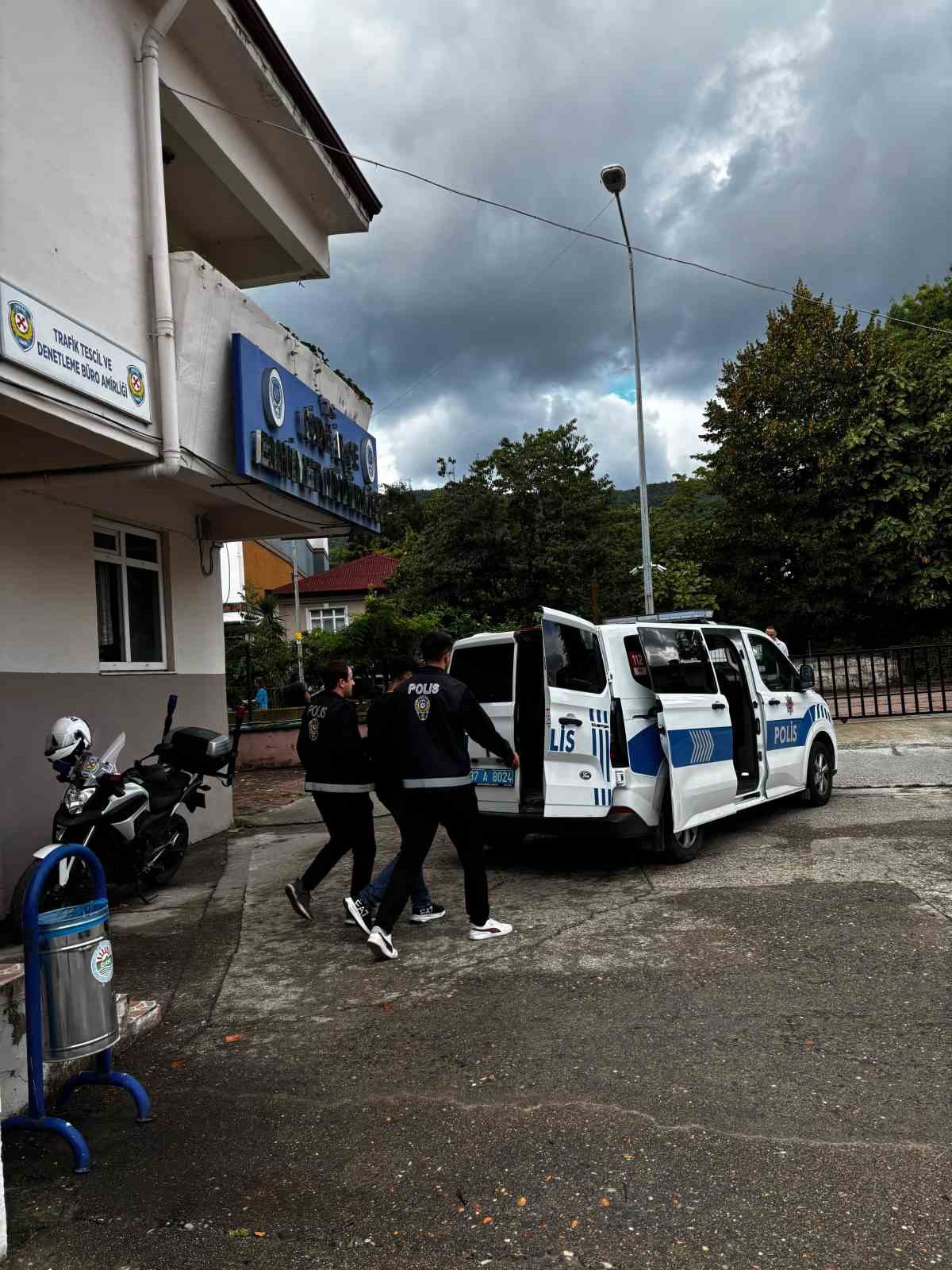 KASTAMONU’DA TARTIŞTIĞI KİŞİYİ BIÇAKLA YARALAYAN ŞÜPHELİ TUTUKLANDI