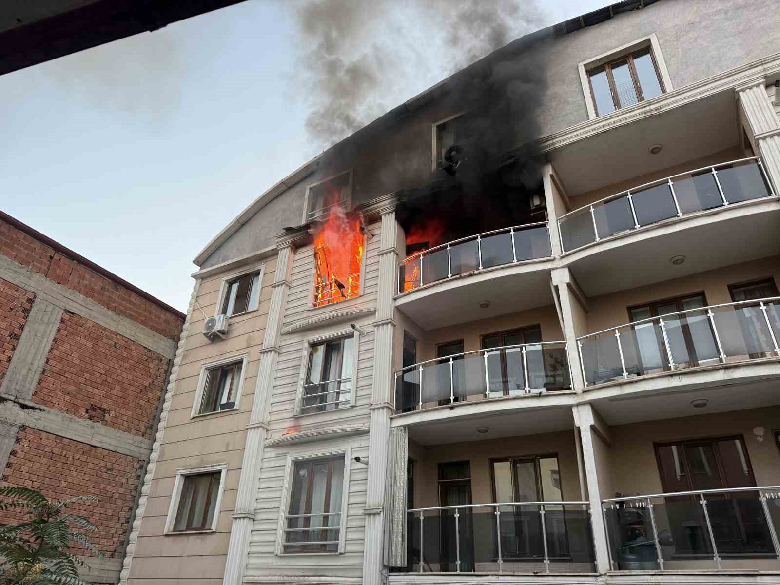 IĞDIR’DA İTFAİYE ERLERİ ÇEVRESİ KAPALI OLAN BİNADAKİ YANGINA GÜÇLÜKLE MÜDAHALE ETTİ