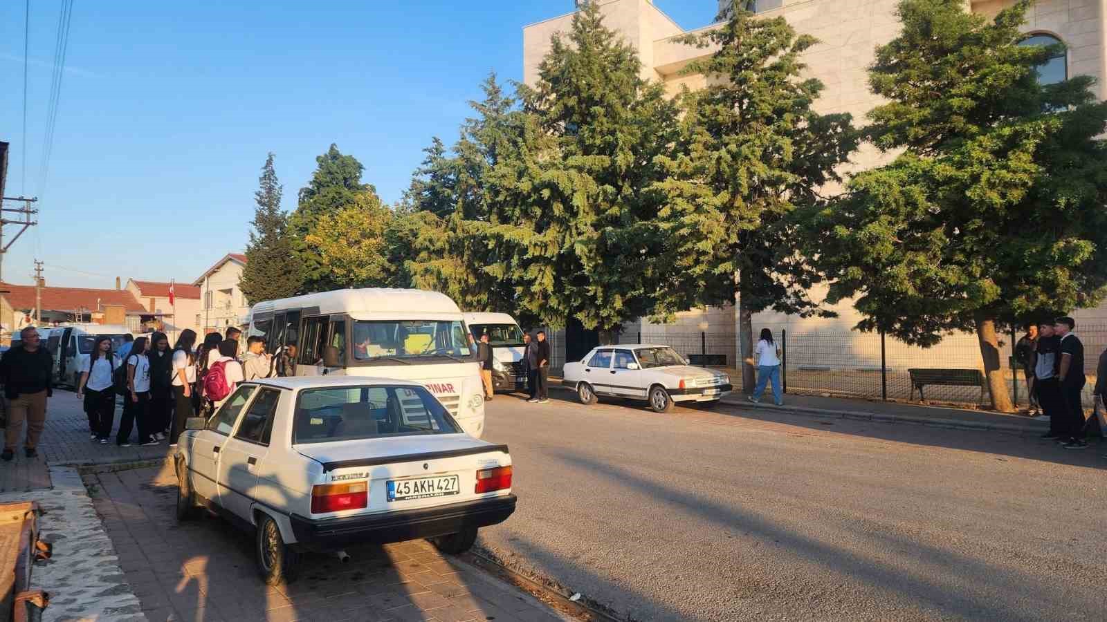BAŞKAN DOMBAYCI; "HER EĞİTİM YILI ÖĞRENCİLERİN GELİŞİMİNE AÇILAN KAPIDIR"
