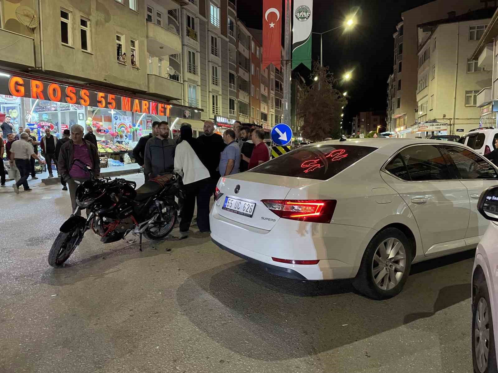 MOTOSİKLET OTOMOBİLLE ÇARPIŞTI: 1 YARALI