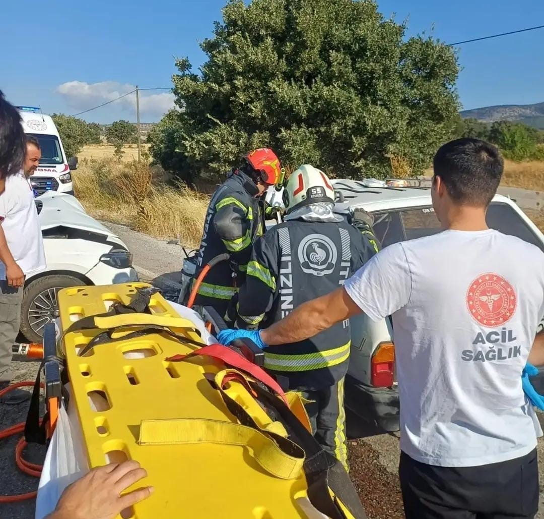 ÇİVRİL’DE İKİ OTOMOBİL ÇARPIŞTI: 5 YARALI