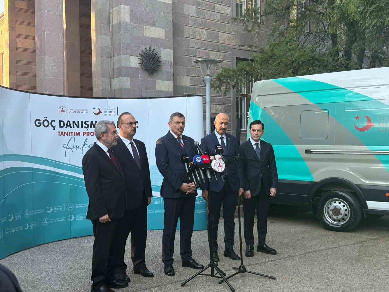 İÇİŞLERİ BAKANI ÇİFTÇİ: "OKULLARDAKİ BAHÇE GÖREVLİLERİMİZ GEREKTİĞİNDE ARAMA YAPABİLSİN DİYE 2 BİN 800 TANE EL DEDEKTÖRÜ DAĞITTIK"