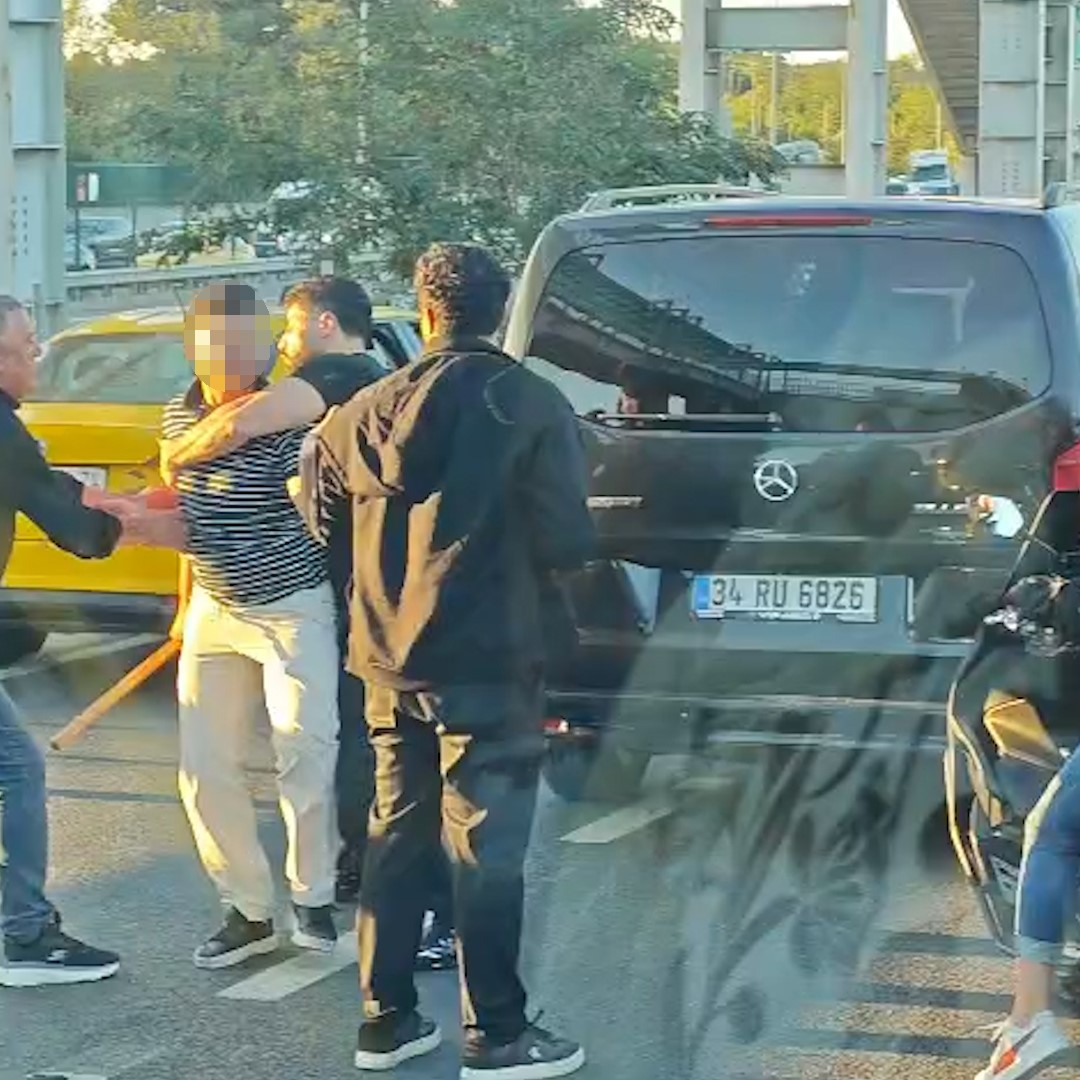 TRAFİK KAZASI SONRASI ÇIKAN YUMRUKLU VE SOPALI KAVGA KAMERADA