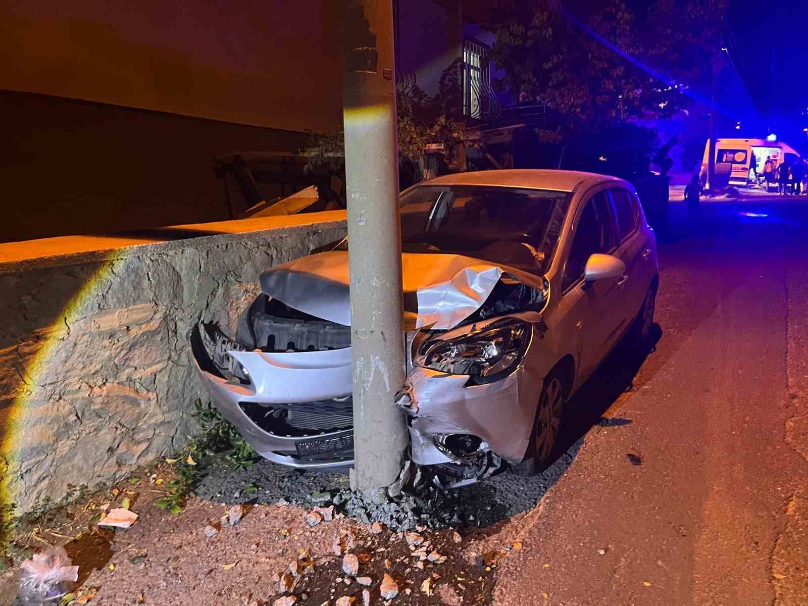 NİĞDE’DE İKİ OTOMOBİL ÇARPIŞTI: 5 YARALI