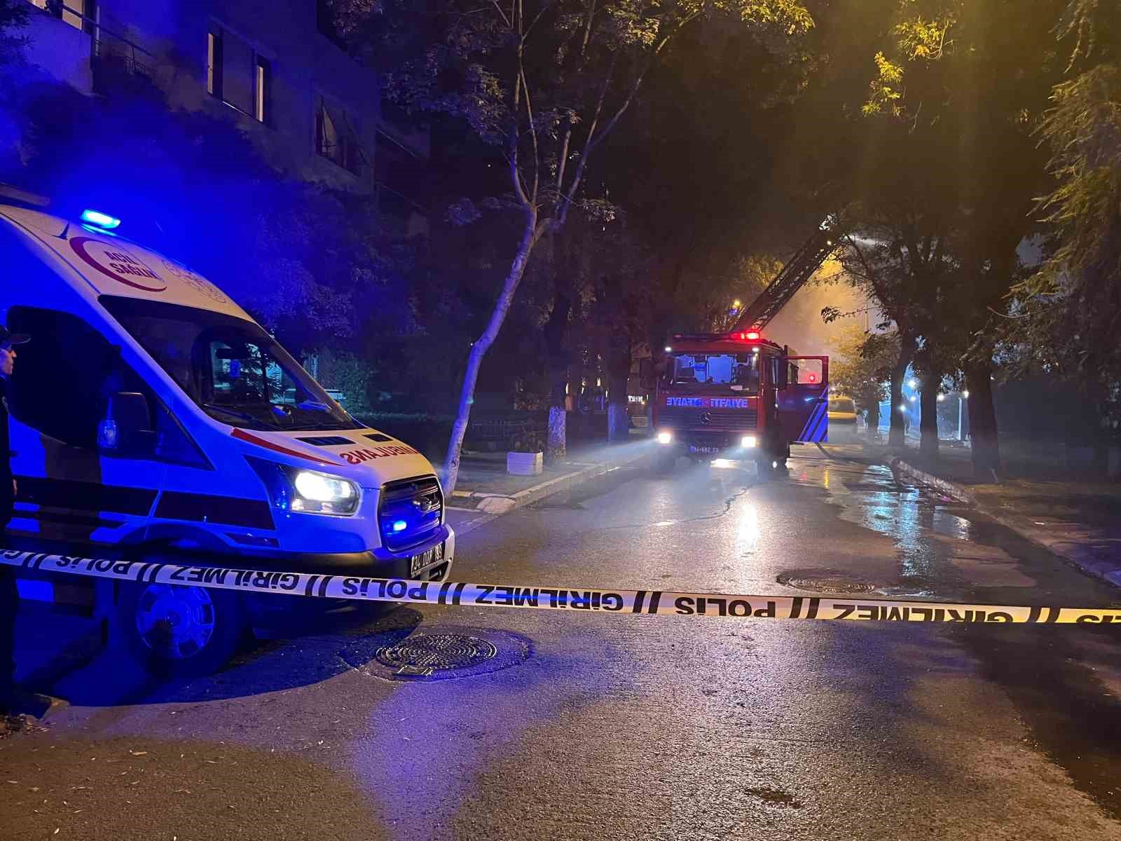 BAKIRKÖY’DE 4 KATLI METRUK BİNANIN ÇATISI ALEVLERE TESLİM OLDU