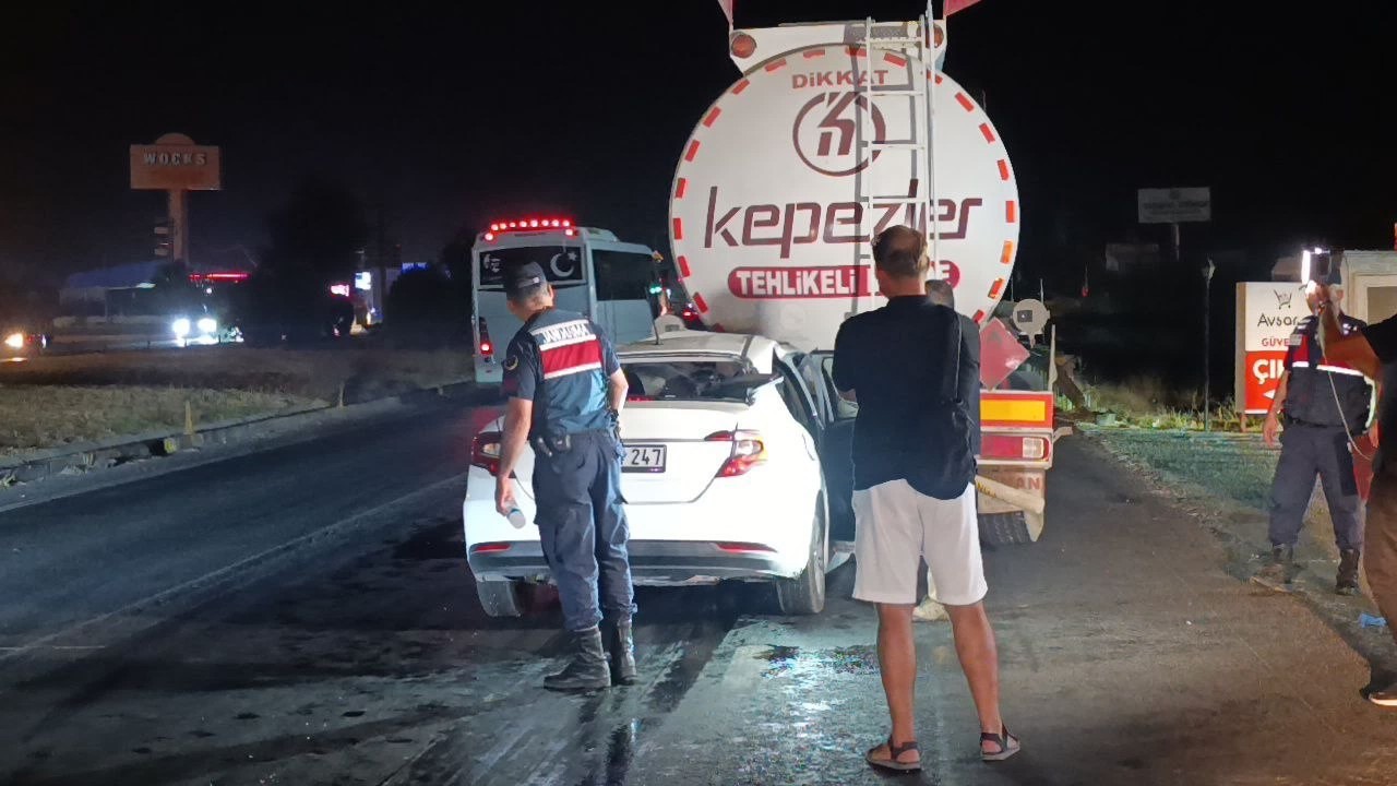 AKARYAKIT TANKERİNE ARKADAN ÇARPAN OTOMOBİL 100 METRE SÜRÜKLENDİ: 1 ÖLÜ