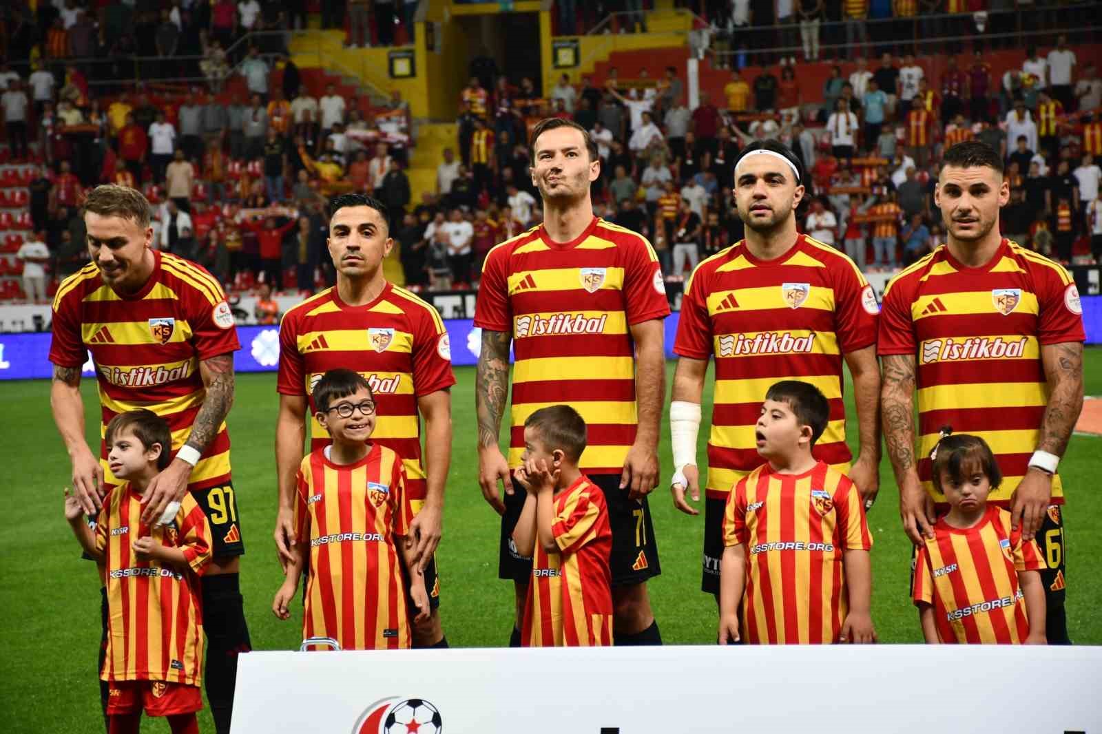 KAYSERİSPOR-İSTANBULSPOR MAÇI SERAMONİSİNDE DOWN SENDROMLU MİNİK KALPLER VARDI