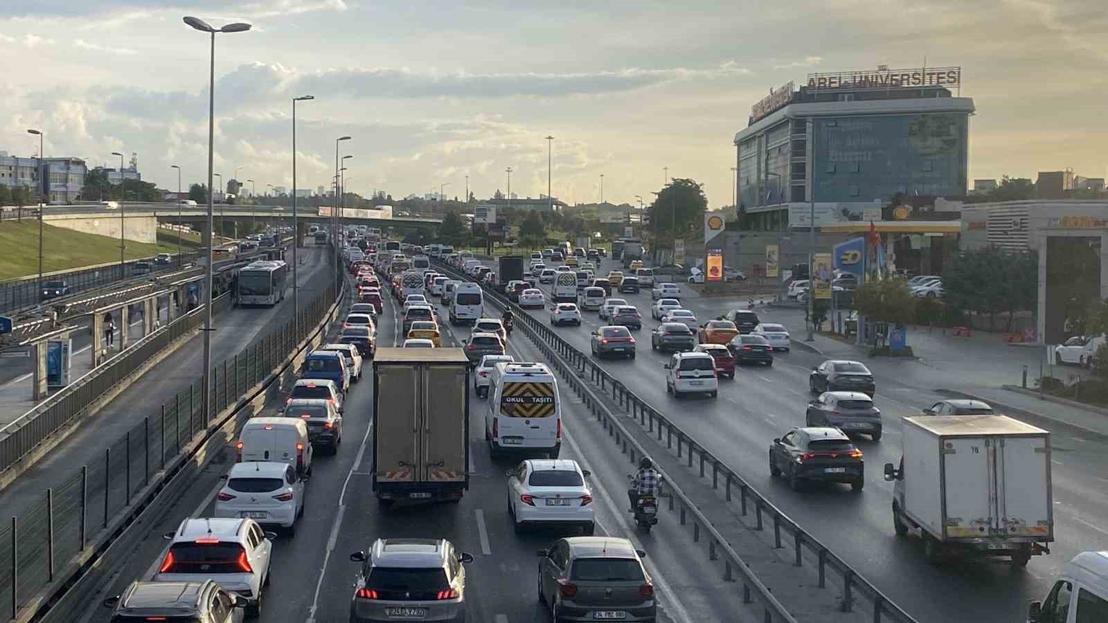 İSTANBUL’DA TRAFİK YOĞUNLUĞU OKULLARIN İKİNCİ GÜNÜNDE ARTTI