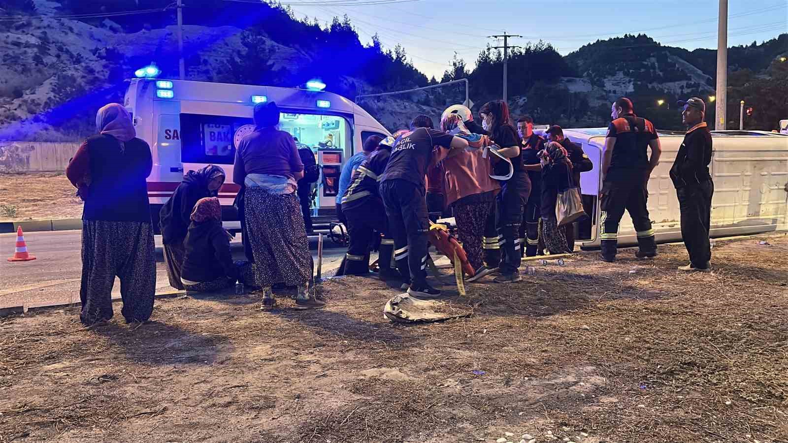 BURDUR’DA TARIM İŞÇİLERİNİ TAŞIYAN MİNİBÜS DEVRİLDİ: 9 YARALI