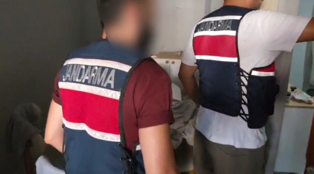 ADANA’DA UYUŞTURUCU VE SİLAH OPERASYONU: 4 ŞÜPHELİ TUTUKLANDI