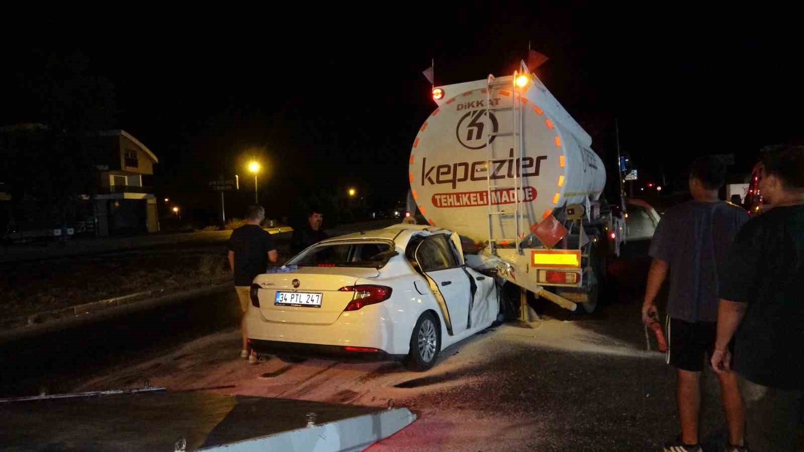 AKARYAKIT TANKERİNE OK GİBİ SAPLANAN OTOMOBİL, TANKERİN YAKITININ BOŞALTILMASIYLA ÇIKARTILABİLDİ
