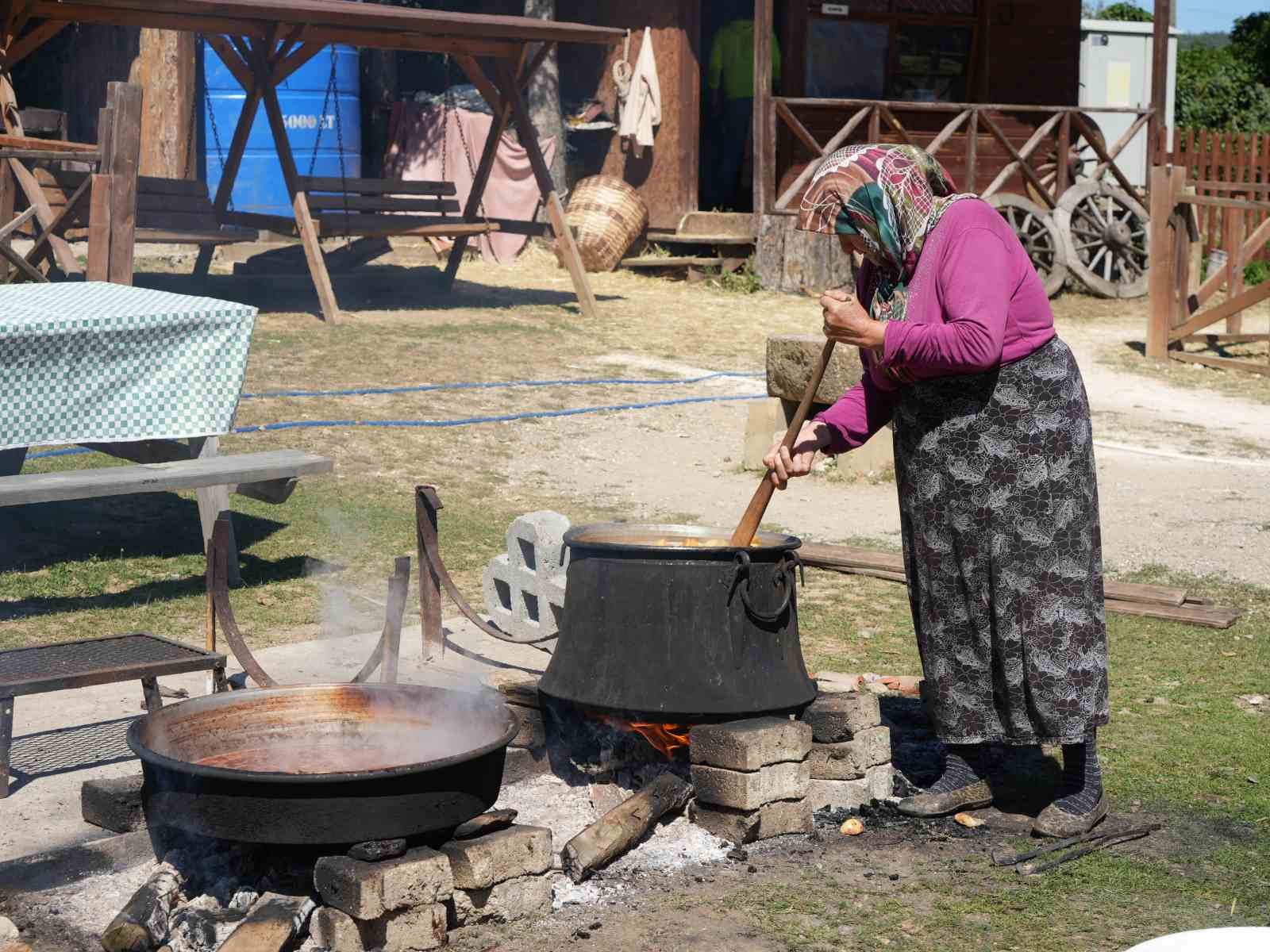KADINLARIN KIŞ MESAİSİ BAŞLADI: ELMALAR KAZANLARDA PEKMEZE DÖNÜŞÜYOR