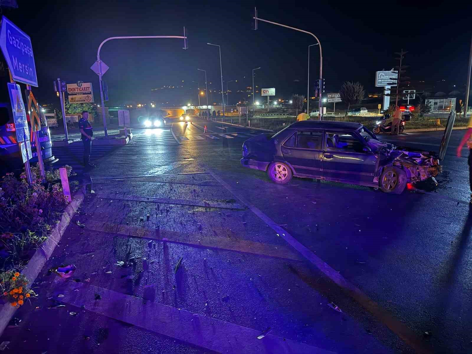 GAZİPAŞA’DA ALKOLLÜ SÜRÜCÜ KAZA YAPTI: 2 YARALI
