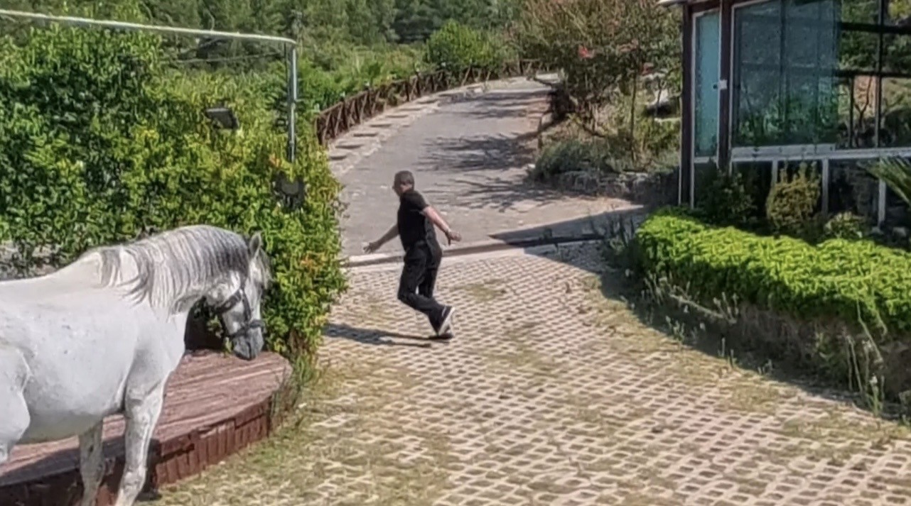 KLİP ÇEKİMİNDE ATIN ALTINDA KALMAKTAN SON ANDA KURTULDU