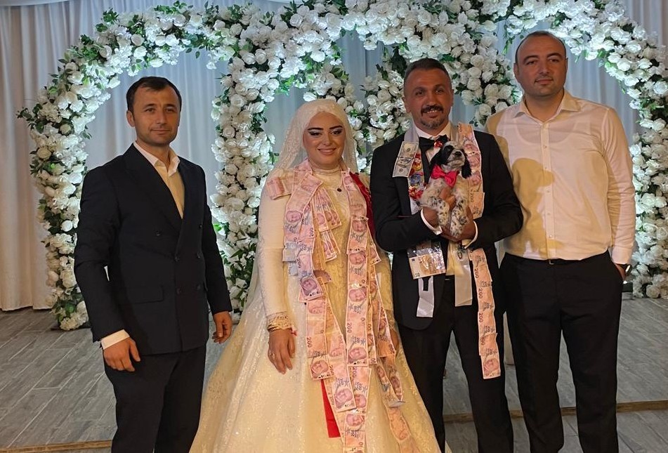 DÜĞÜNDE ALTIN YERİNE KÖPEK TAKTI