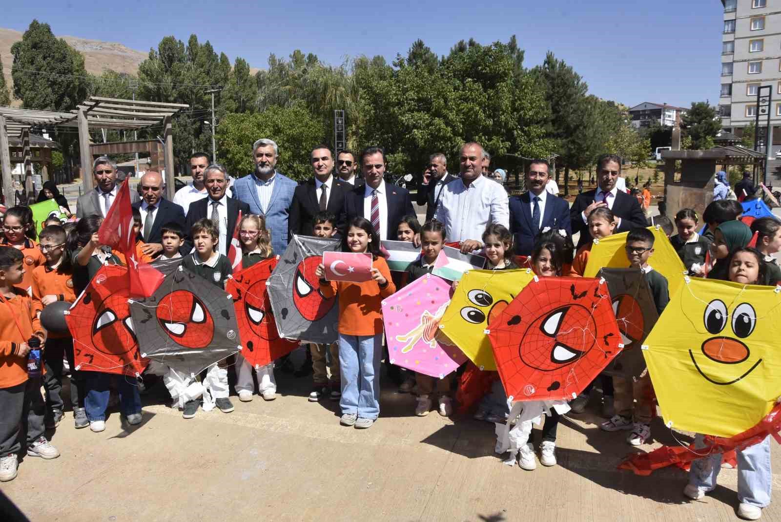 BİTLİS’TEKİ ÇOCUKLAR GAZZE’DEKİ AKRANLARI İÇİN UÇURTMALARINI GÖKYÜZÜNE BIRAKTI