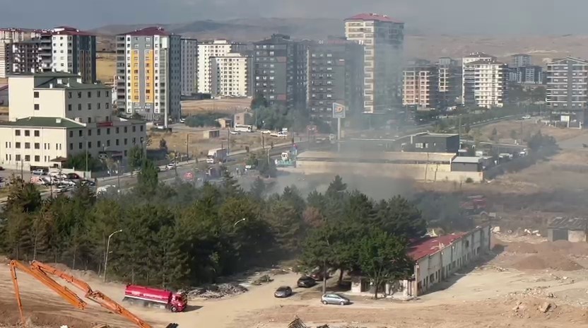 SİVAS’TA AKARYAKIT İSTASYONU YANINDA ÇIKAN YANGIN PANİĞE NEDEN OLDU