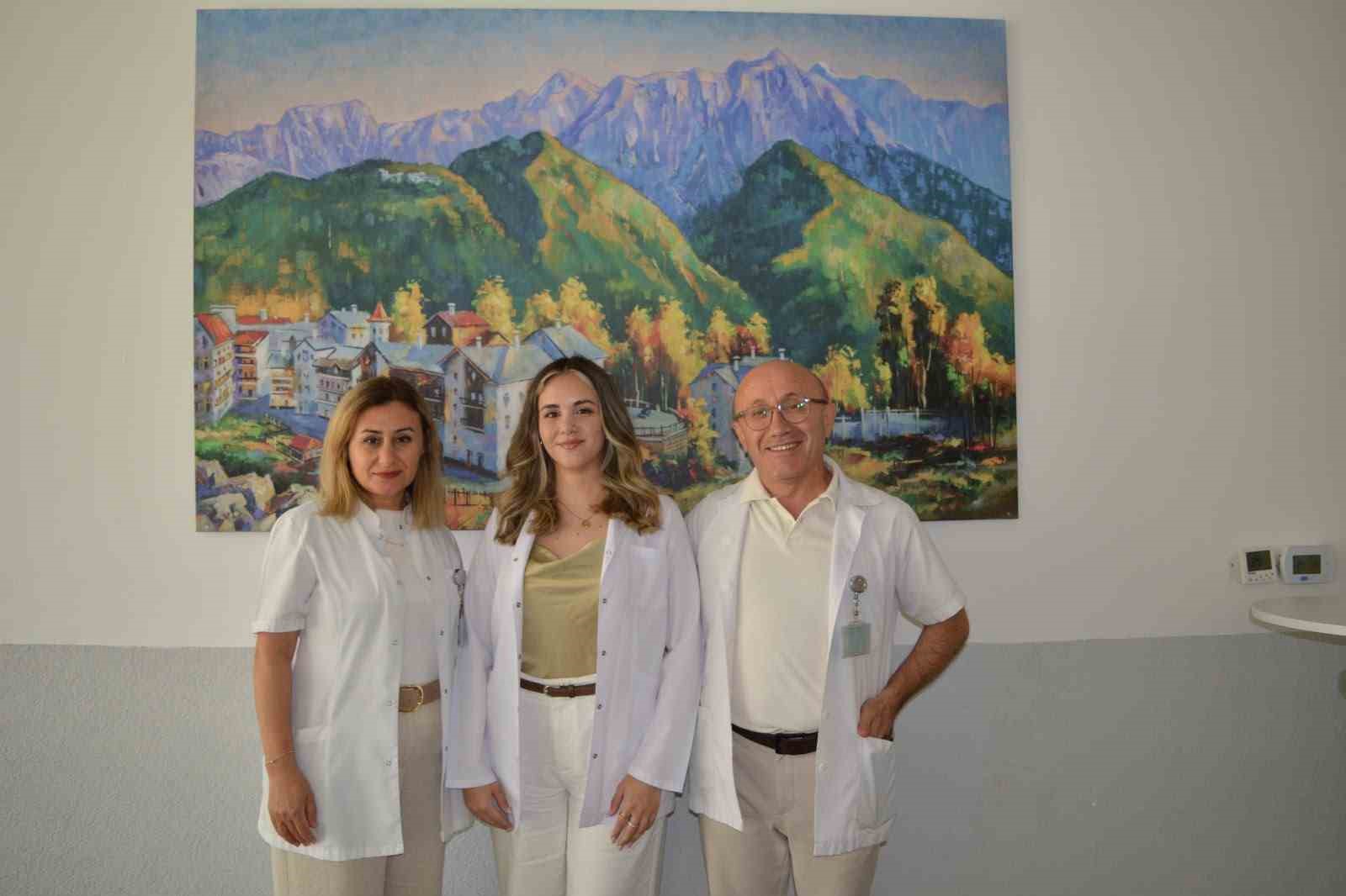 ANNE VE BABASININ GÖREV YAPTIĞI HASTANEDE DOKTOR OLDU