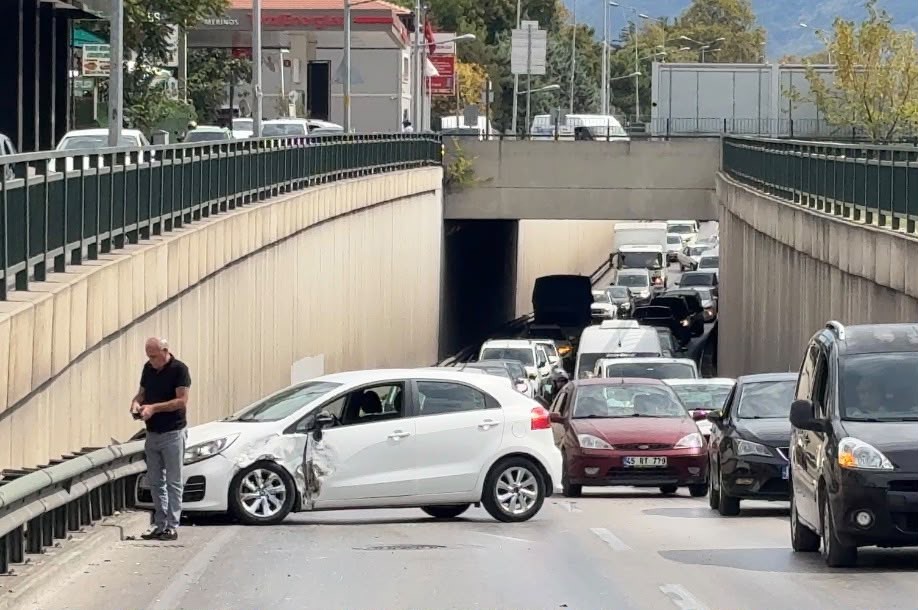 BURSA’DA ALT GEÇİTTE ŞERİT DEĞİŞTİREN TİCARİ ARAÇ OTOMOBİLE ÇARPTI